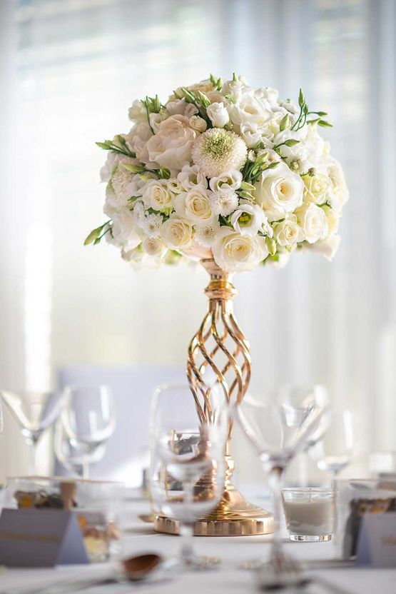 Hochzeitstisch mit Blumen und Dekorationen, Hochzeitstafel oder Eventempfang